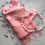 Sjal och halsband i rosa och vitt